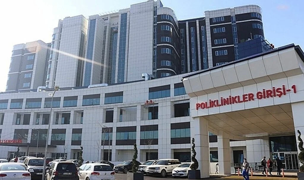 Rapor almaya gittiği hastanede 4 güvenlikçiyi bıçakladı