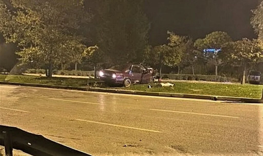 Refüje çıkan otomobilde 1’i ağır 2 kişi yaralandı