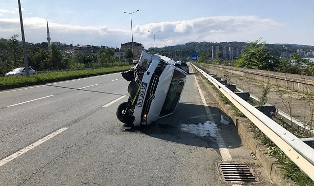 Rize'de park halindeki otomobile çarpıp takla attı: 2 yaralı