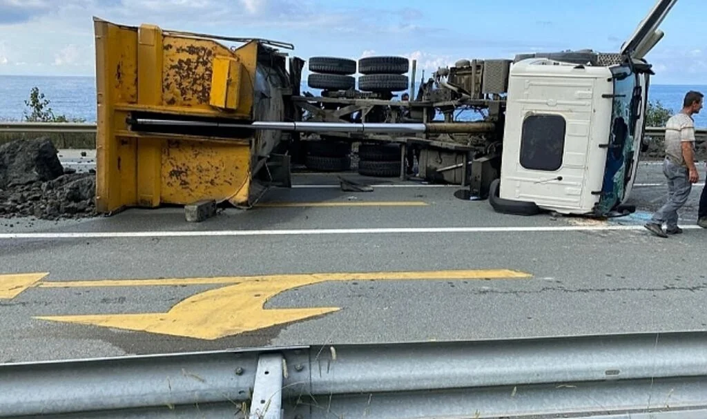 Rize şehir hastanesi dolgusunu taşıyan kamyon devrildi: 1 yaralı