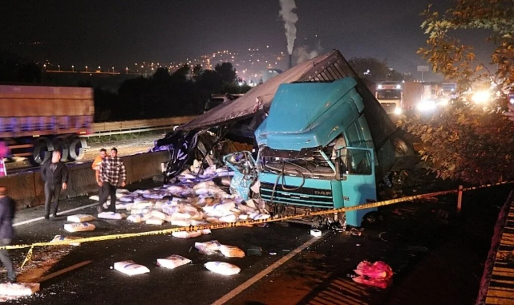 Sakarya D-650 Kara Yolu'nda feci kaza: 1 ölü, 1 yaralı