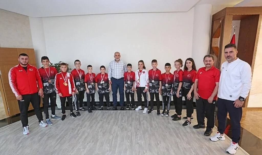 Şampiyonlardan Canik Belediye Başkanı İbrahim Sandıkçı'ya teşekkür