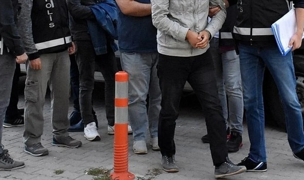 Samsun'da 10 kişi adına telefon hattı çıkartan 2 kişiye 3 yıl 9'ay ay hapis
