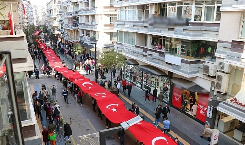 Samsun'da 1919 metre bayrakla Cumhuriyet Yürüyüşü