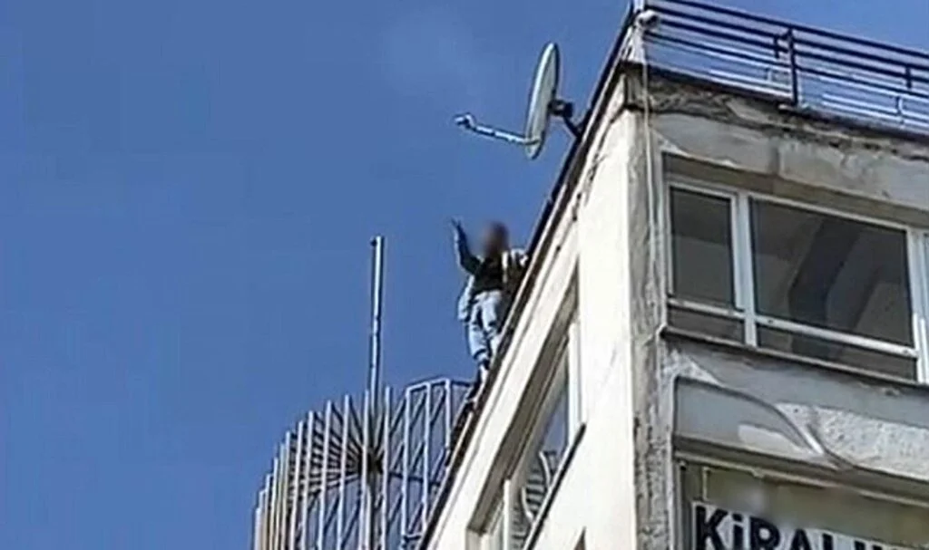 Samsun'da 7 katlı iş hanının çatısından atlarken son anda kurtarıldı
