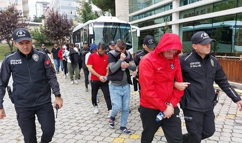 Samsun'da 94 kişinin gözaltına alındığı 'Kökünü Kurutma Operasyonu’nda 12 kişi adliyede