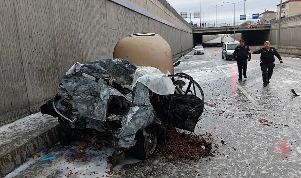 Samsun'da arıza yapan otomobile tır çarptı: 2 kişi yanarak hayatını kaybetti