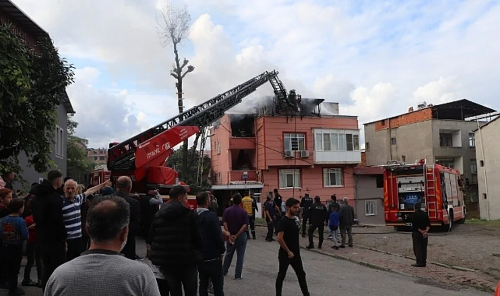 Samsun'da çatı alevlere teslim oldu