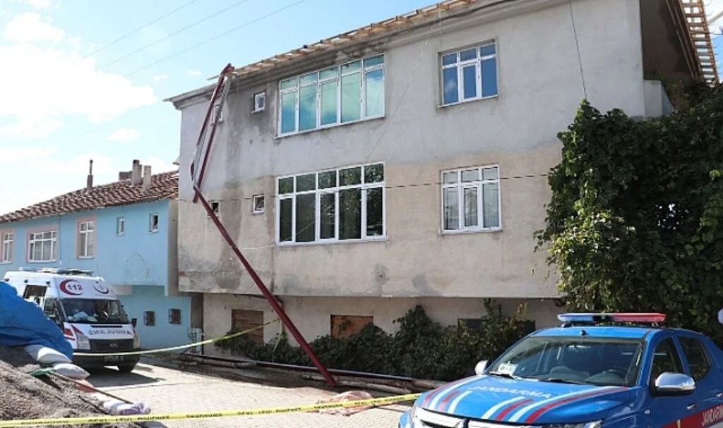 Samsun'da çatıda elektrik akımına kapılan 2 kişiden biri öldü