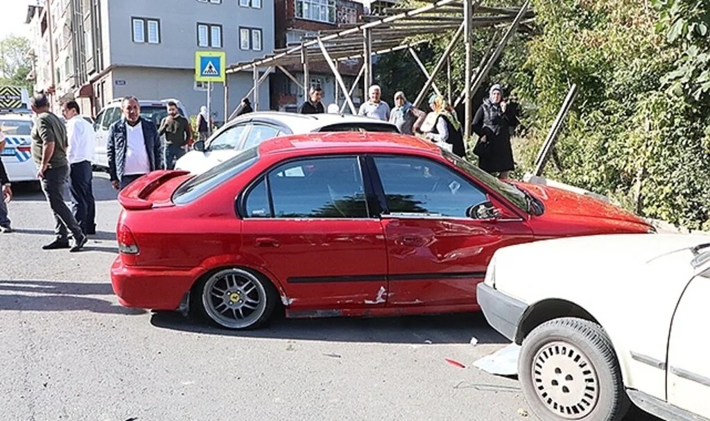 Samsun'da Direksiyon hakimiyetini kaybeden sürücü karşı şeride daldı: 2 yaralı
