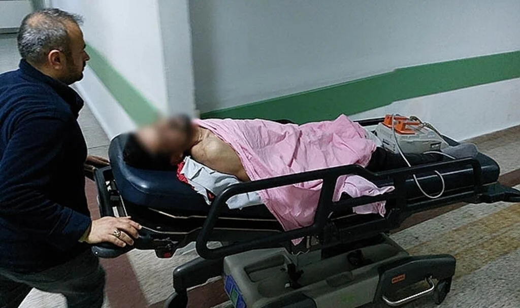 Samsun'da evinde yemek yerken kardeşinin bıçaklı saldırısında ağır yaralandı