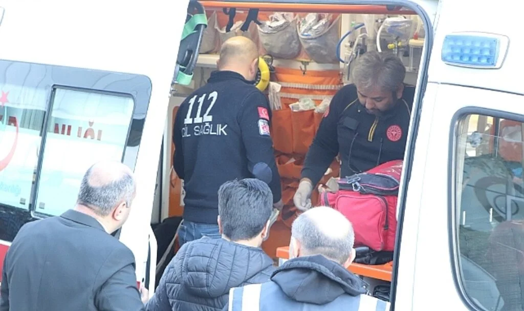 Samsun'da giysi kolisi keserken bileğini kesen işçi hastanelik oldu