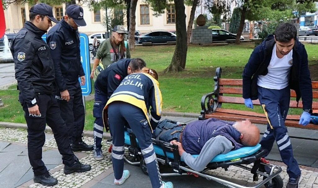 Samsun'da Gündüz Vakti Alkol Komasına Giren Kişi Bankta Baygın Halde Bulundu