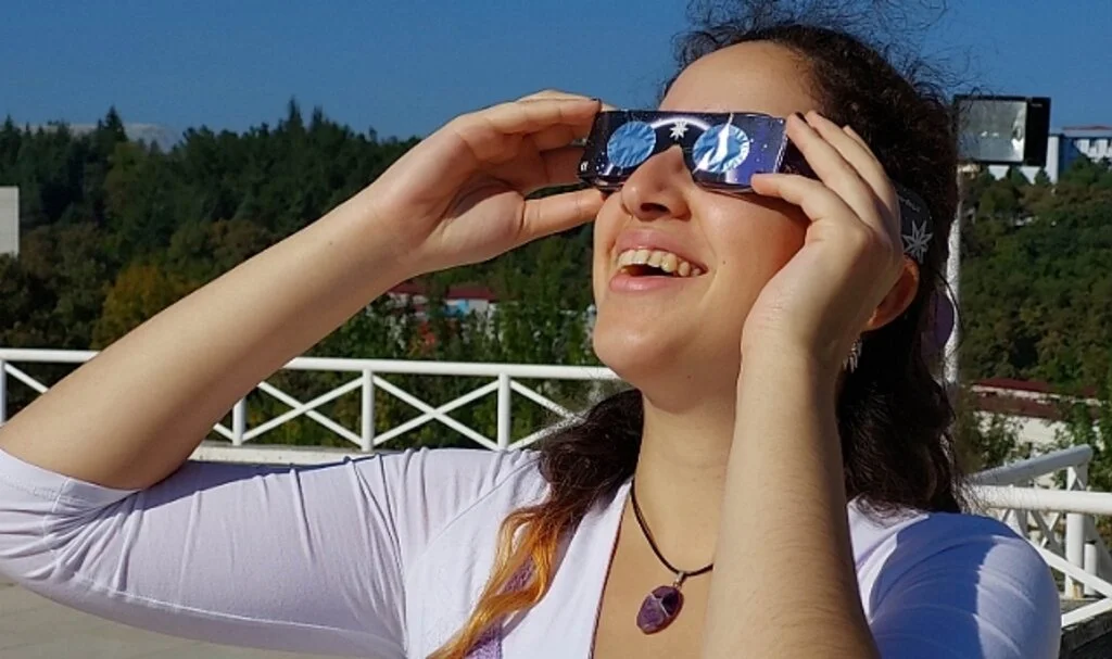 Samsun'da güneş tutulmasına üniversite öğrencileri ilgi gösterdi