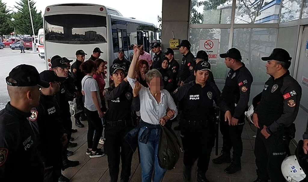 Samsun'da izinsiz gösteriye polis müdahale etti: 13 gözaltı