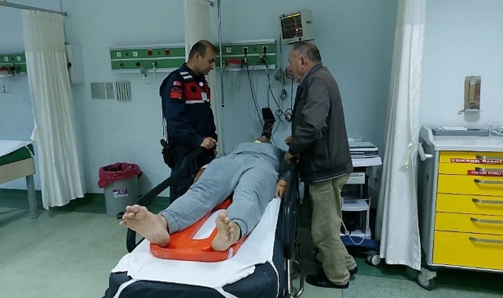 Samsun'da kahraman çaycı balkondan atlayan şahsı tutarak ölümden kurtardı