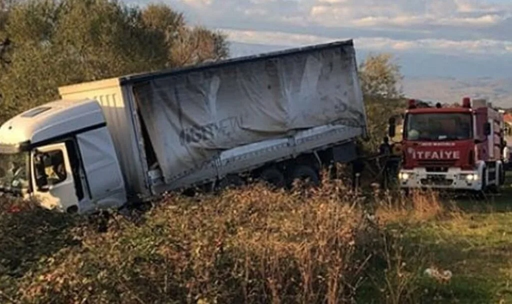 Samsun'da kamyon ile otomobil çarpıştı: 2 ölü, 3 yaralı