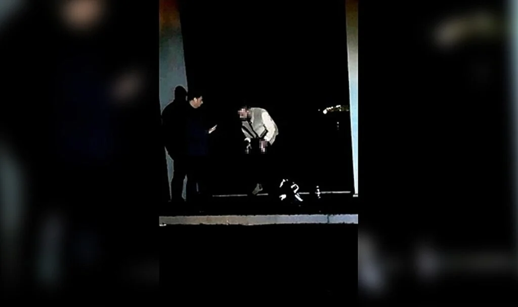 Samsun'da kendini köprüden atmak isteyen alkollü genci Polis ölümün kıyısından çekip aldı