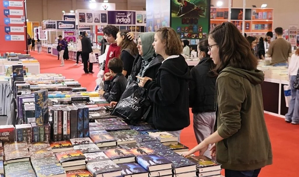 Samsun'da Kitap Fuarı'na öğrencilerden yoğun ilgi 