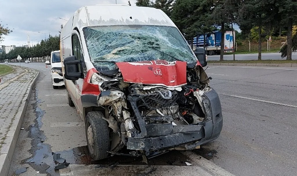 Samsun'da minibüs yolcu otobüsüne çarptı: 1 yaralı