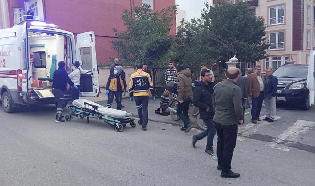 Samsun'da motosikletin çarptığı yaya ve motosiklet sürücüsü yaralandı