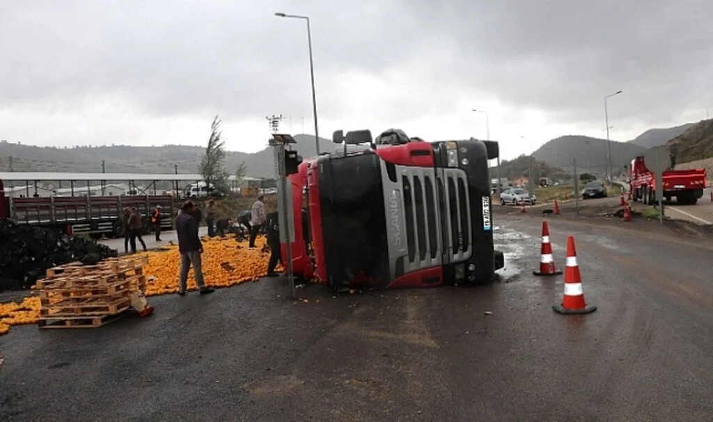 Samsun'da narenciye yüklü tır devrildi, 2 kişi yaralandı