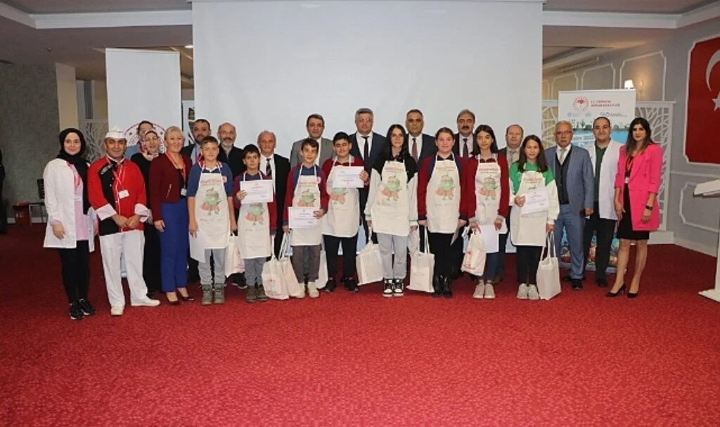 Samsun'da Öğrenciler gıda israfına dikkat çekmek için bayat ekmekten pizza yaptı