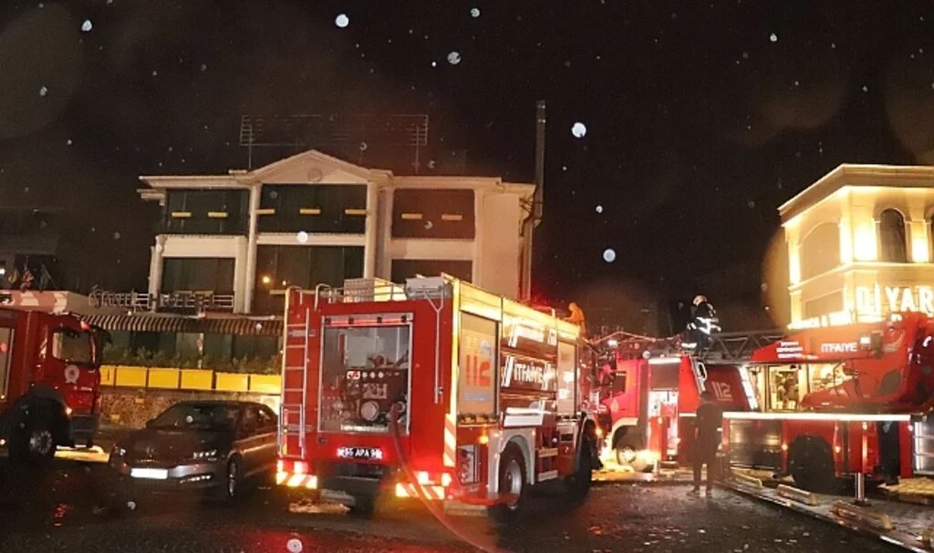 Samsun'da otelin çatı katı alev alev yandı