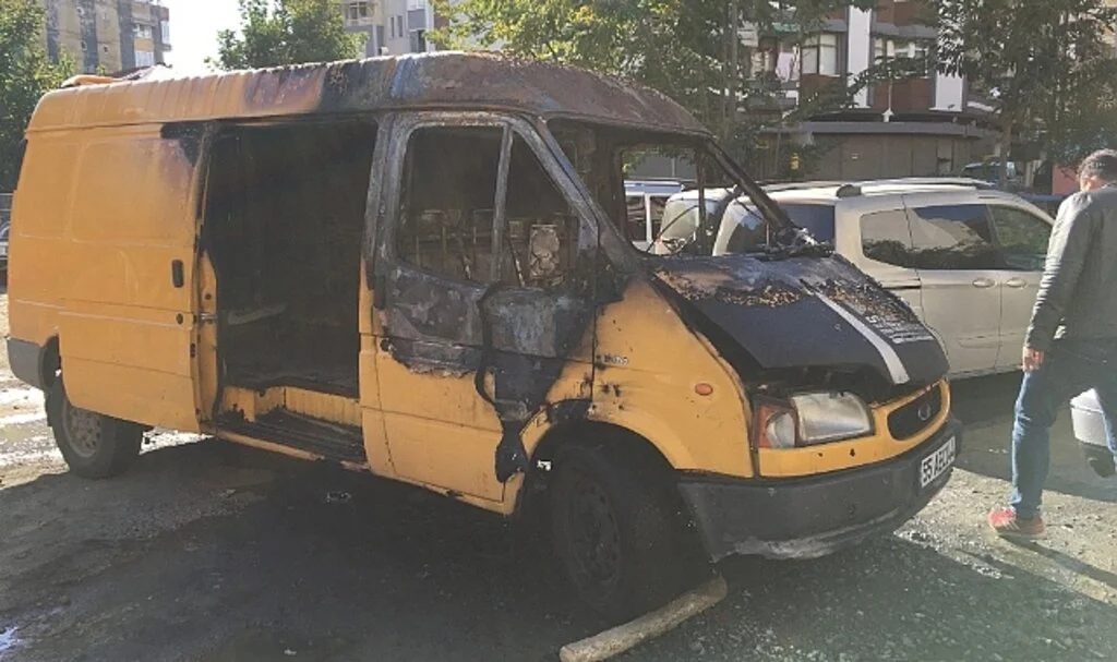 Samsun'da Park halindeki minibüs yandı