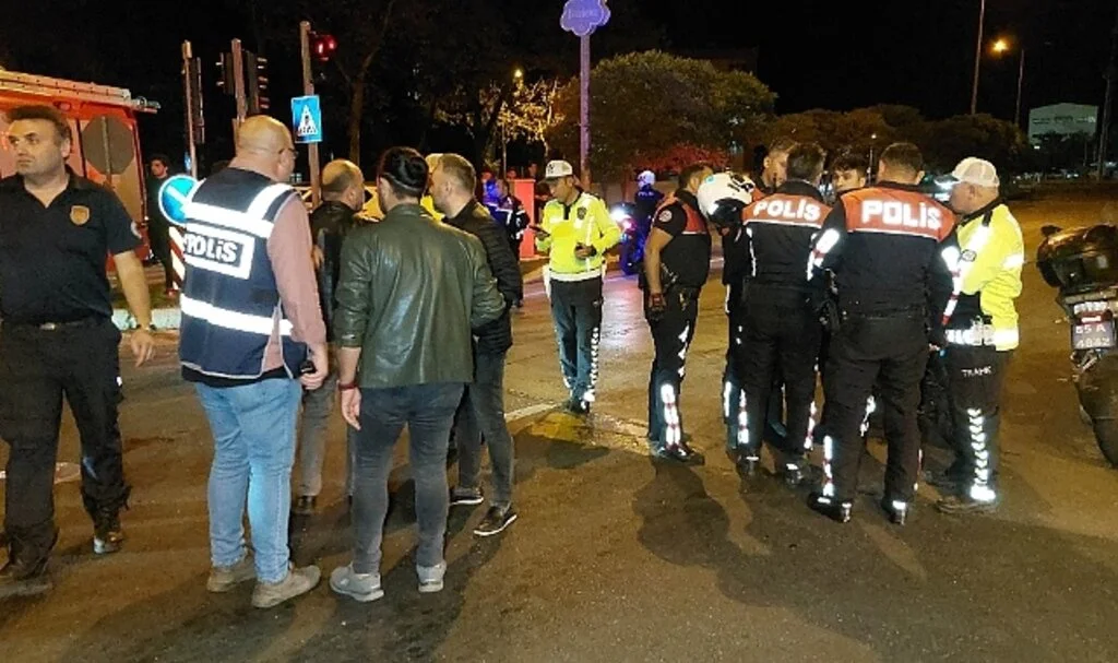 Samsun'da polis motosikleti kaza yaptı: 2'si polis 3 yaralı