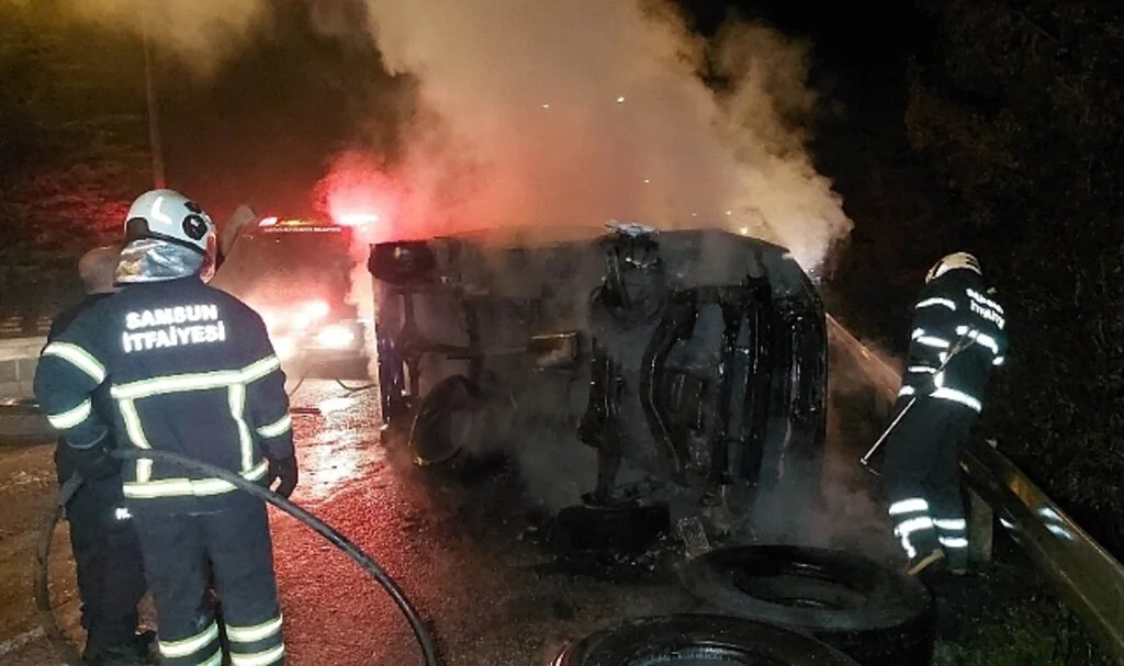 Samsun'da takla atıp sürüklenen kamyonet yandı, sürücüyü polis kurtardı