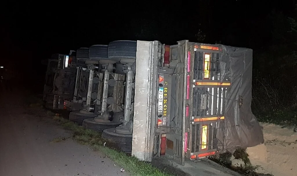Samsun'da tır devrildi: 1 yaralı
