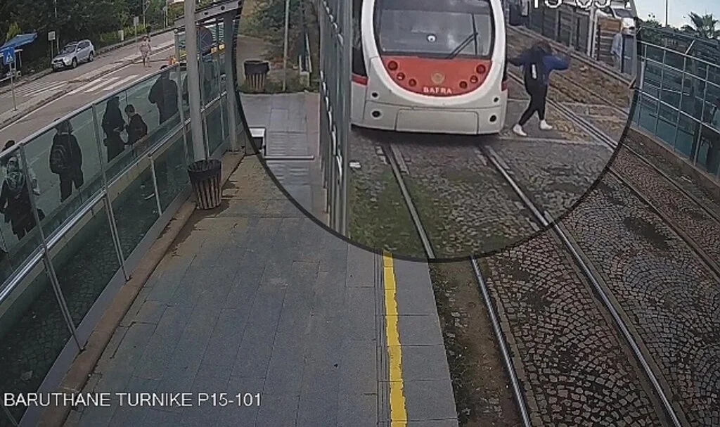 Samsun'da Vatmanın yaptığı ani fren genç kızın hayatını kurtardı