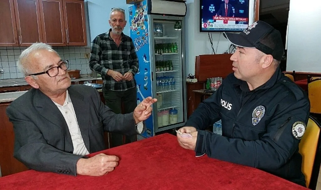 Samsun’da yaşlı bir adam Hastane bahçesinde bulduğu parayı polise teslim etti