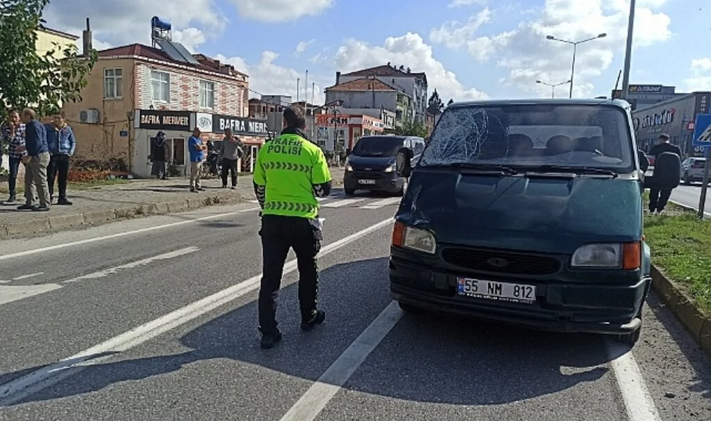 Samsun'da Yaya geçidinde minibüsün çarptığı bisikletli ağır yaralandı