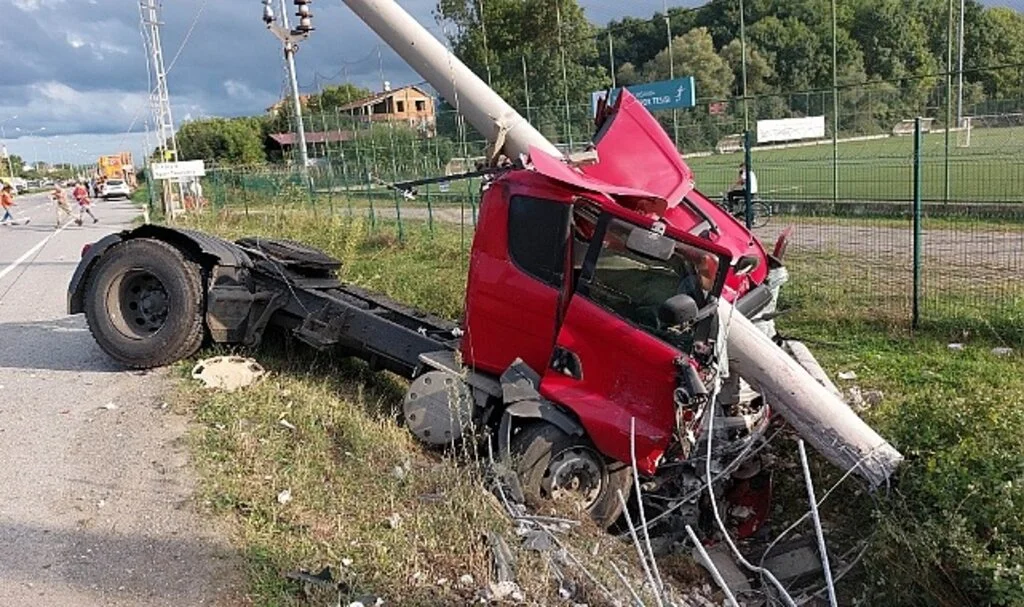 Samsun'da zincirleme kazada tır elektrik direğine çarptı: 1 yaralı