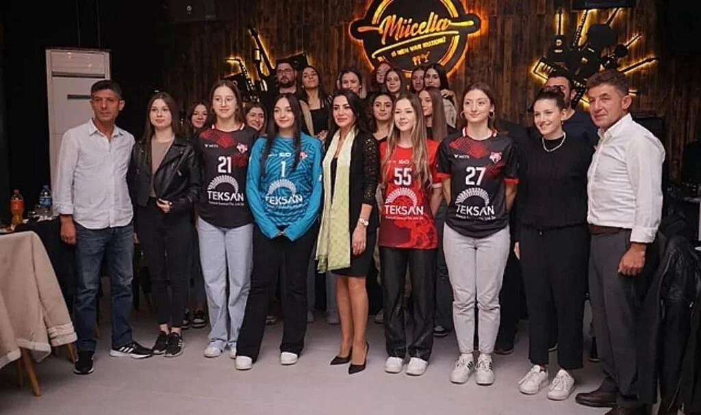 Samsun Hentbol Kulübünden Cumhuriyetin 100. Yılına Özel Forma 