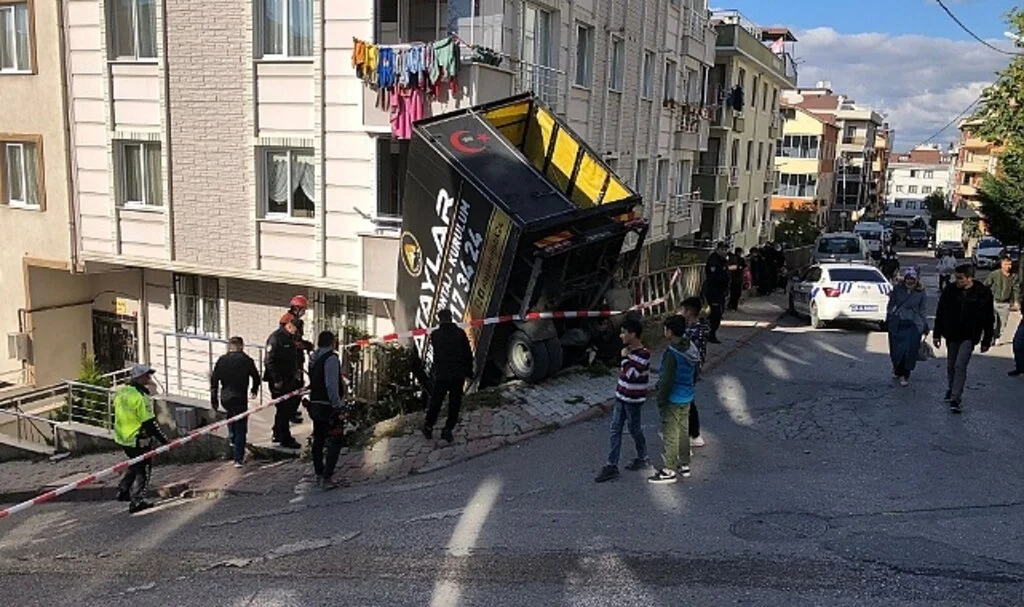 Sancaktepe'de freni boşalan kamyonet işçilerle birlikte bina bahçesine uçtu