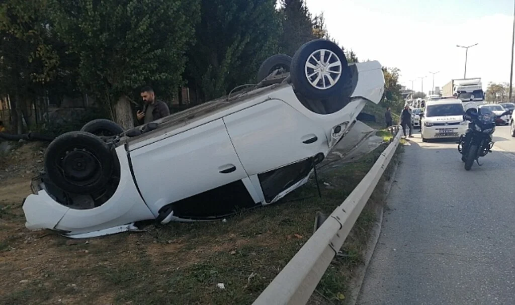 Sancaktepe'de yoldan çıkan otomobil takla attı: 1 yaralı