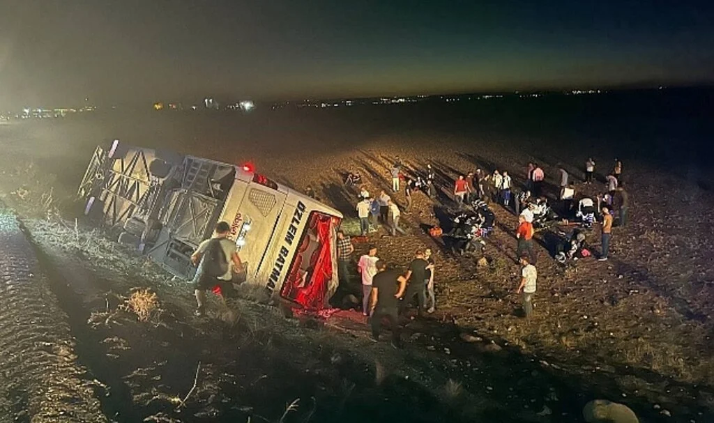Şanlıurfa’da yolcu otobüsü şarampole devrildi: 25 yaralı