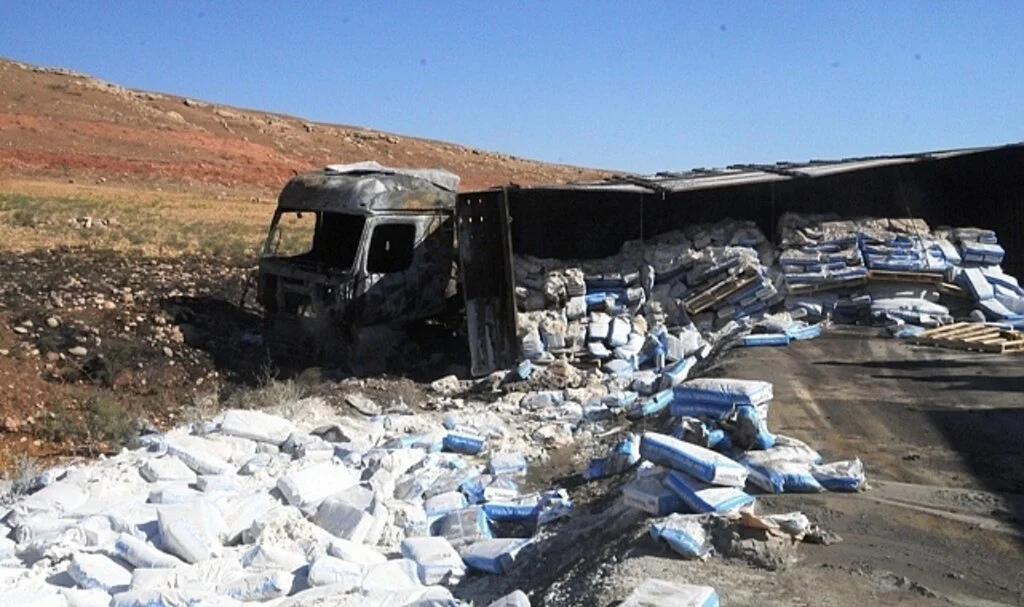 Şarampole devrilip yanan tırdan geriye demir yığını kaldı