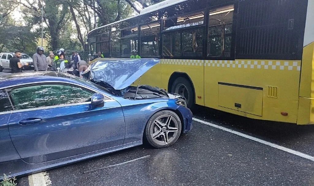 Sarıyer'de facianın eşiğinden dönüldü: İETT otobüsü ile otomobil kafa kafaya çarpıştı