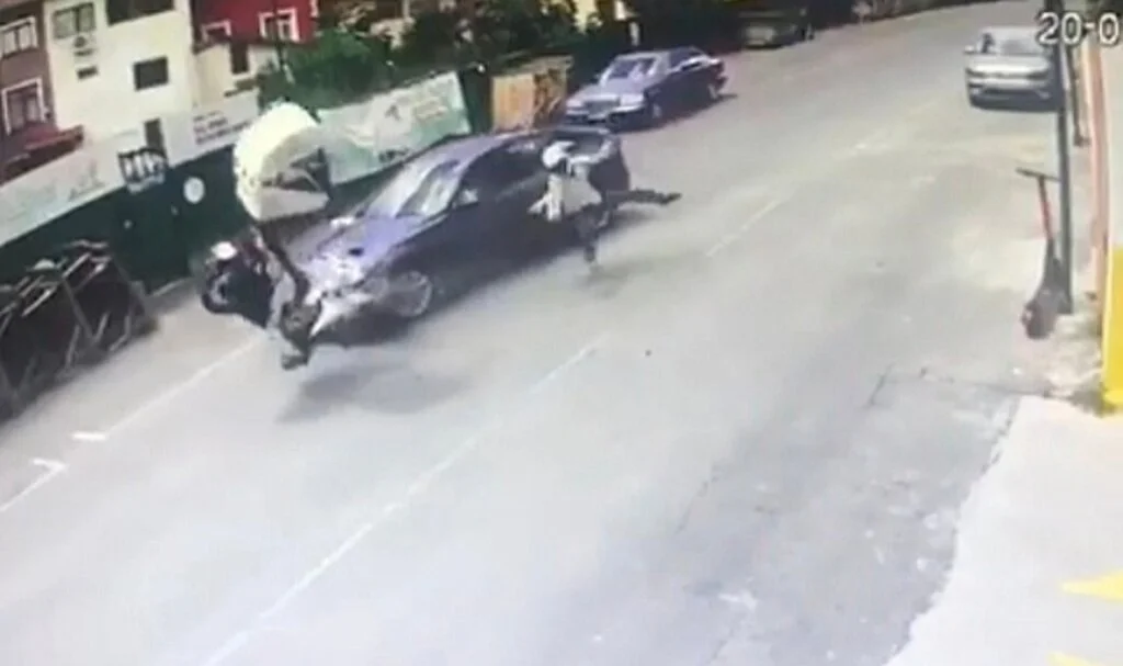 Sarıyer’de feci kaza kamerada: Motosikletli kurye ölümden döndü
