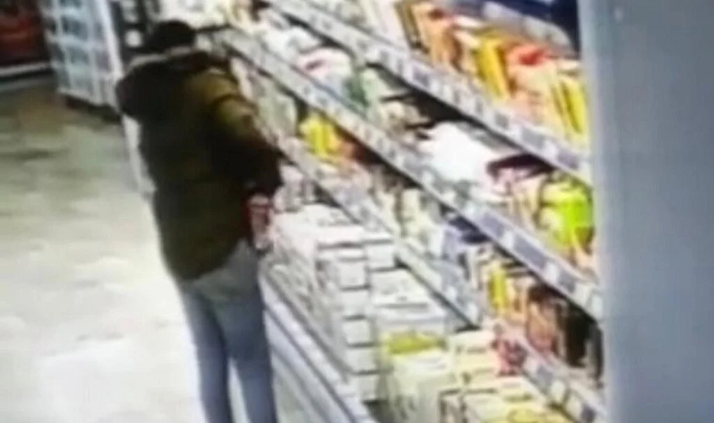 Şarküteri ürünlerini pantolonuna ve montuna sokarak çaldı
