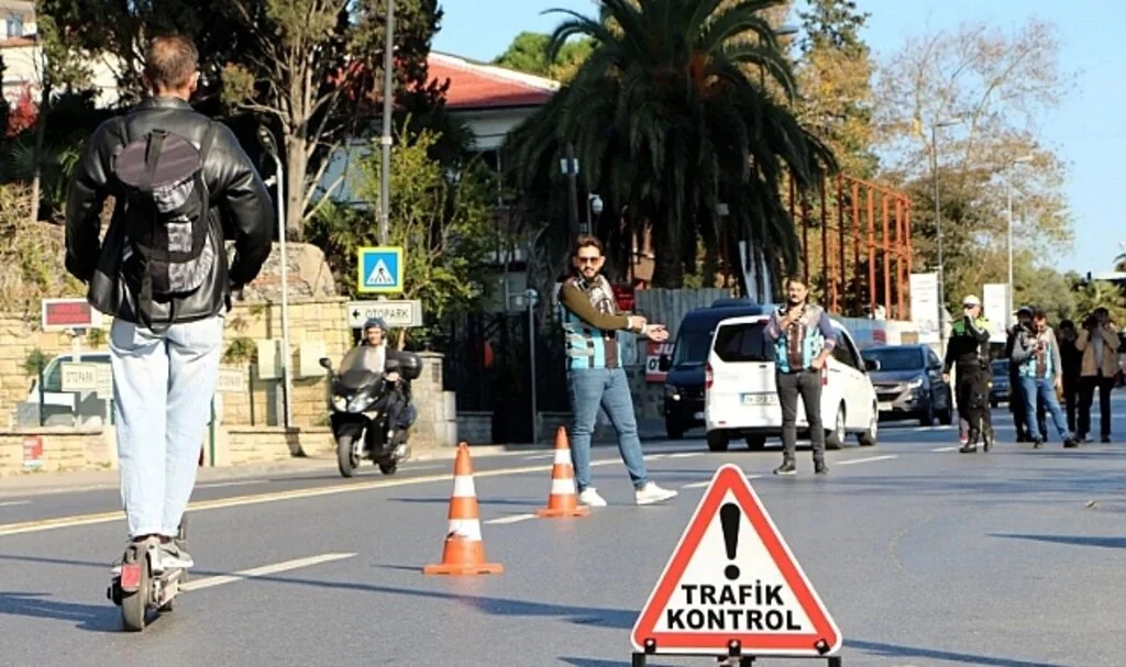 Scooter sürücüleri durduruldu, tek tek ceza kesildi! Üzerinizde bu olmadan sürerseniz sizin de başınıza gelebilir