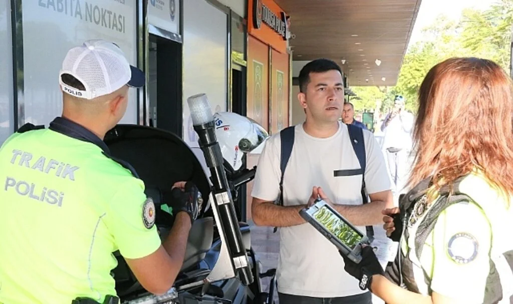 Scooterda biri çocuk 4 kişiyle ölüme meydan okuyan yolculuk
