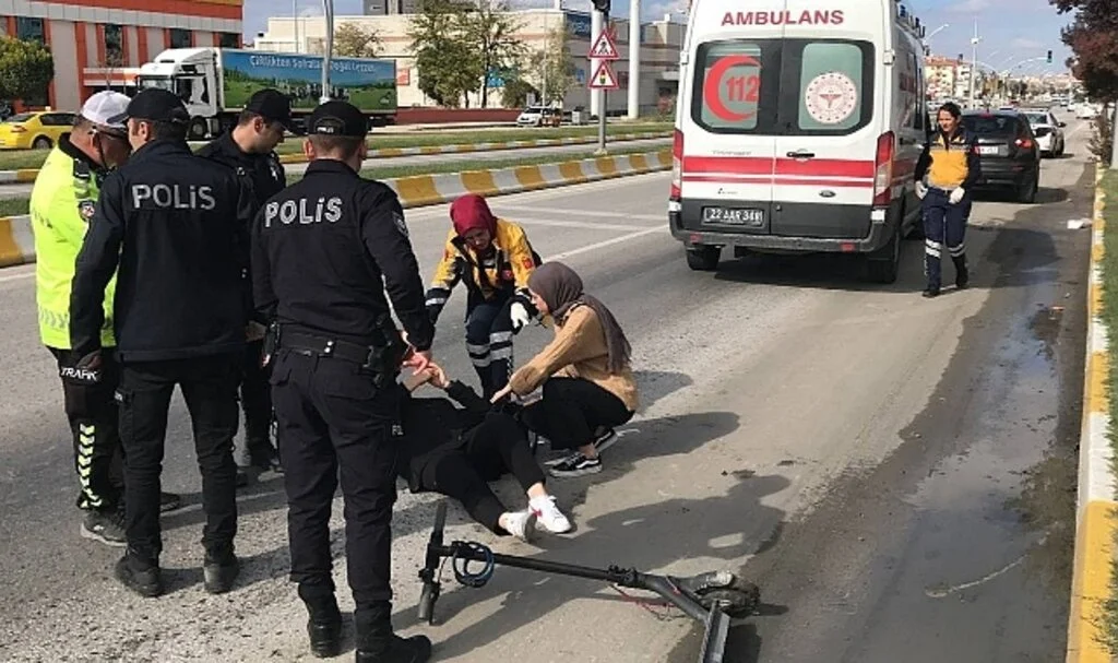 Scooterdan düşen öğrenci yaralandı