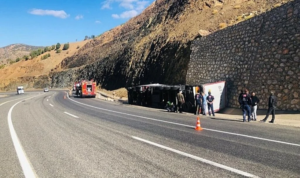 Sebze yüklü tır takla attı, araçta sıkışan 2 kişiyi ekipleri kurtardı
