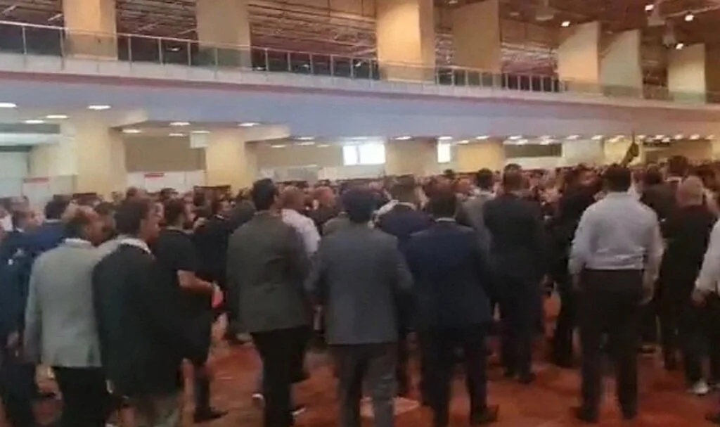 Seçimde kavga! Canlı yayında soruları cevapladığı esnada çıktı... Yaralılar var