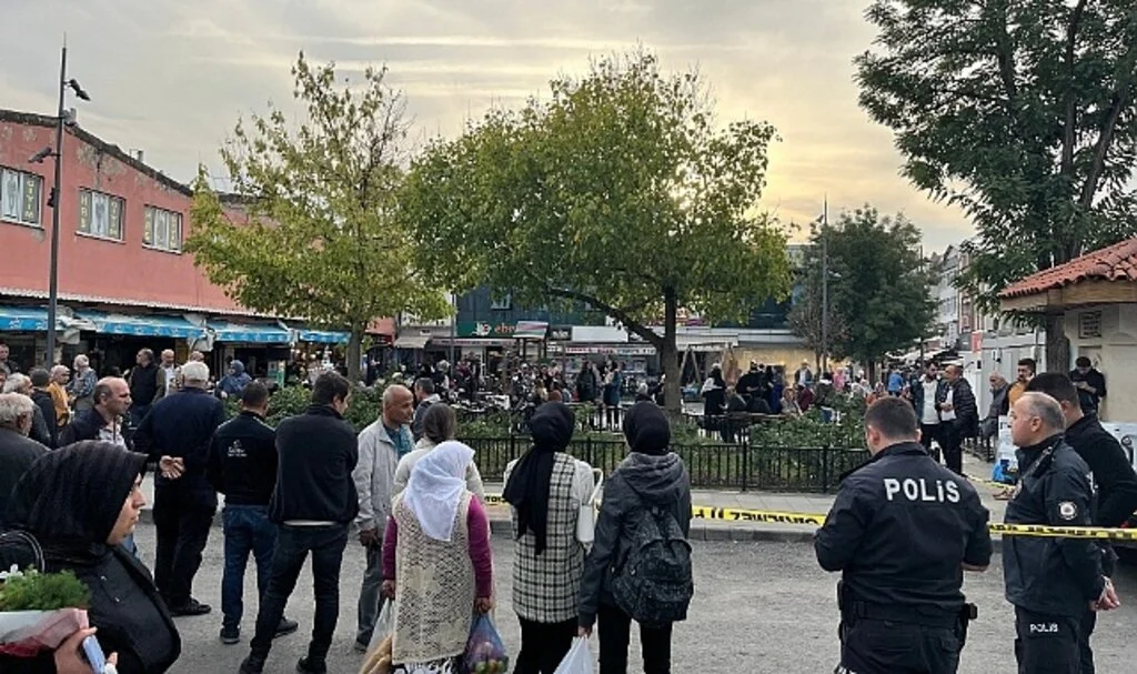 Şehrin göbeğinde baba ve oğlu bıçaklandı